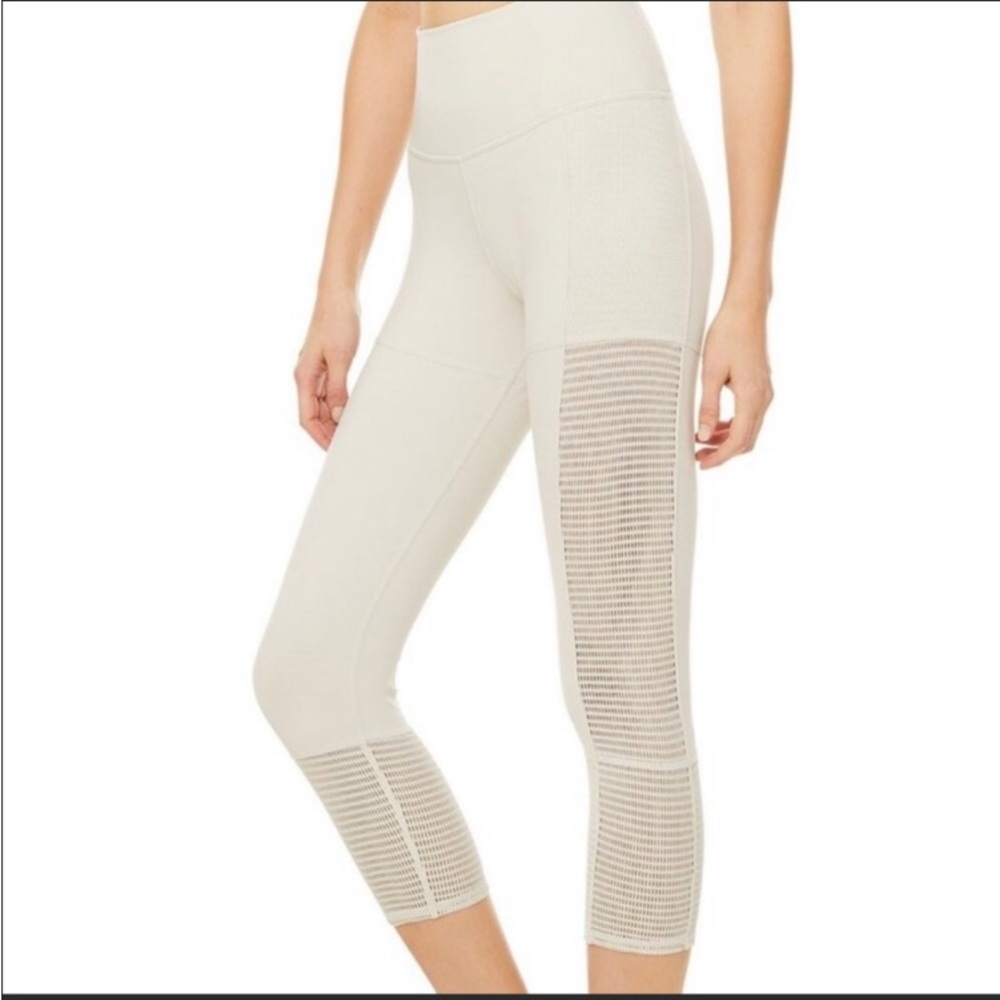 ✰ 𝑺𝒐𝒍𝒅 ✰ Alo • Off The Grid • Capris